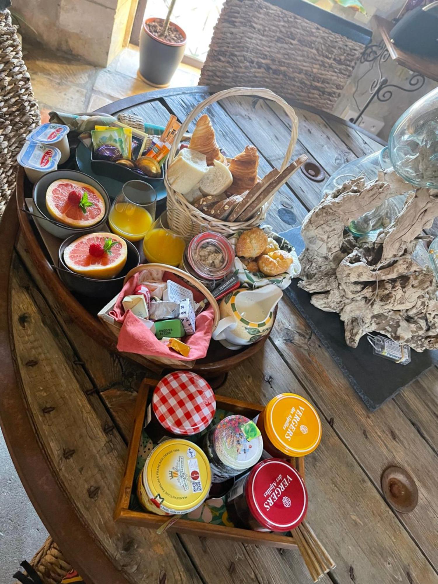 Mas De La Butte Blanche Bed and Breakfast Orgon Εξωτερικό φωτογραφία